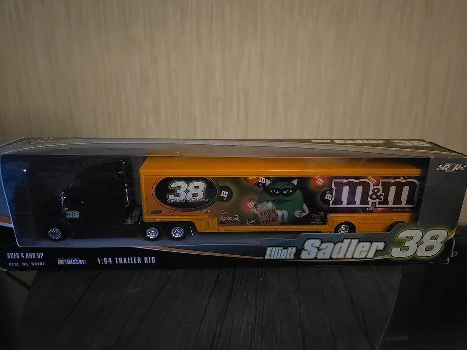 Plataforma de remolque Nascar 2004 - Action escala 1:64 - #38 Elliot Sadler M&M's  Foto 1 de 4