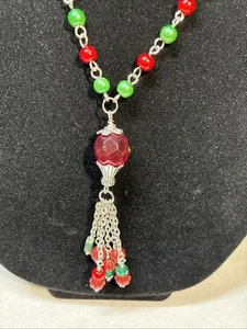 Collar artesanal tono plata rojo y verde con borla 20 pulgadas  - Imagen 1 de 8