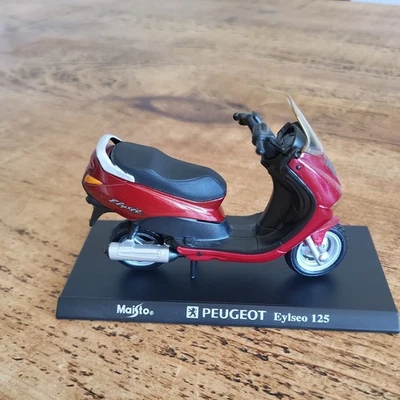 new Maisto PEUGEOT EYLSEO 125  1-18 SCALE  MAISTO MOTORCYCLE MODEL WITH STAND - Image 1 of 3