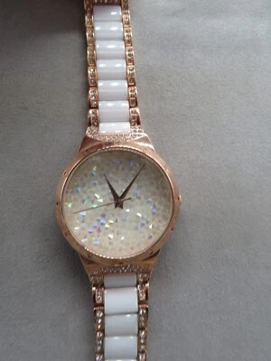 Reloj Victoria Wieck Tono Oro Rosa y Banda Blanca con Esfera Cristal Batería Nueva Foto 1 de 4