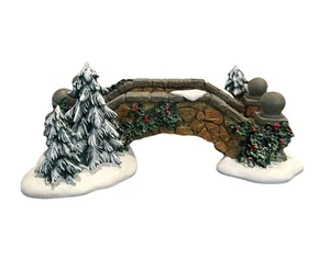 DEPT 56 Dorfzubehör Stein Fußgängerbrücke Weihnachtsbäume Stechpalme #52646 mit Karton - Bild 1 von 19