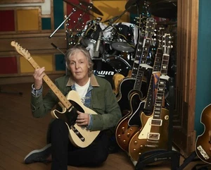 PAUL MCCARTNEY 8X10 GLOSSY PHOTO IMAGE #1 - Picture 1 of 1
