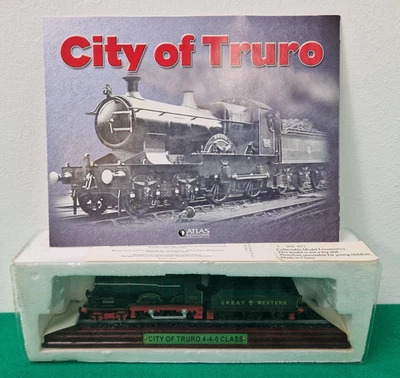 Statische ATLAS EDITIONS City of Truro 4-4-0 Klasse Dampflok auf Holzständer - Bild 1 von 2