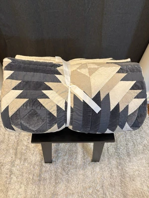 Pottery Barn Aubrey 天鹅绒拼布被子,国王,钢蓝色 — 第 1/4 张图片