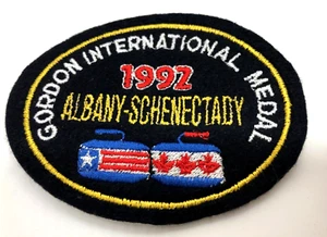 1992 CURLING Gordon International Medal Albany-Schenectady Chaqueta Parche - Imagen 1 de 2