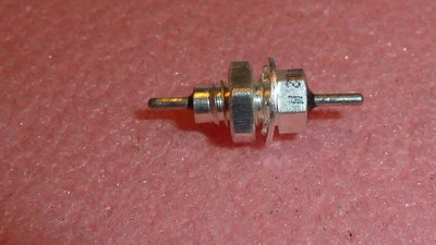 NUEVO 2 PIEZAS SCI 51-744-001 IC FILTRO DE PASO RFI 5500pF Pi 8-32, 2 PIN PLATEADO Foto 1 de 4