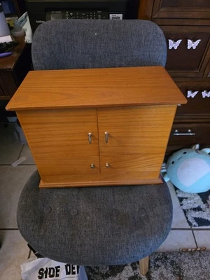 Beautiful Lori Greiner Luxury Deluxe Wood Cosmetic/Makeup Box/Jewelry Organizer. - Image 1 of 4