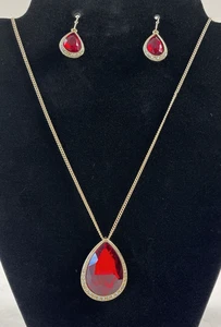 AVON Radiant Teardrop Halskette & Ohrring Geschenkset goldfarben mit rotem Rubin Kunststein  - Bild 1 von 5