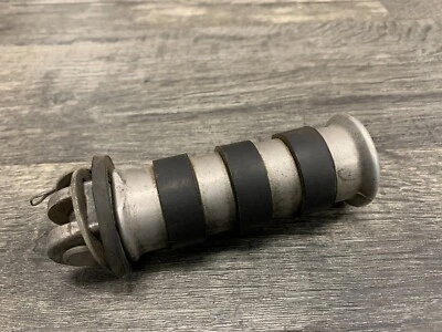 Reposapiés trasero pasajero Honda VT1100C 1999-2007 Shadow Spirit OEM clavija Foto 1 de 4