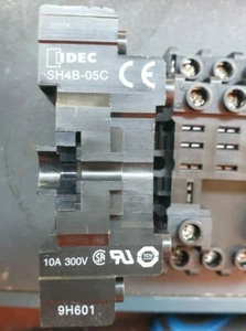 IDEC SH4B-05C 10A 300V SOCKET 2/PK (IN26S1) - Picture 1 of 2