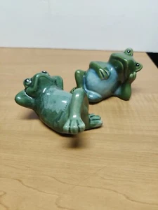 2 Frösche entspannend Gartenteich Sommer Keramik grün Figur Statue  - Bild 1 von 13