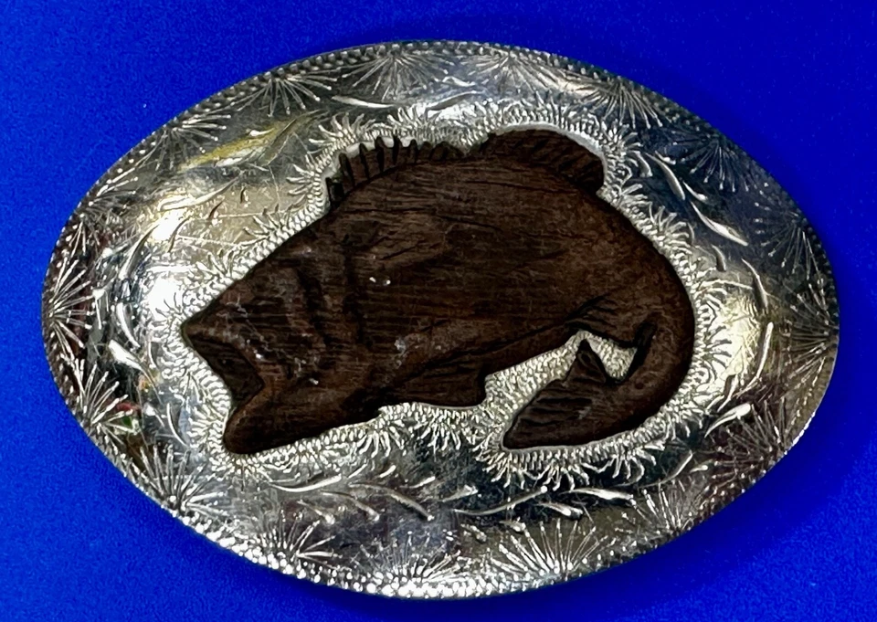 Bajo boca grande con incrustaciones de madera indio nativo americano Ga sello? Hebilla de cinturón  Foto 1 de 4