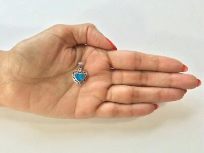 PINGENTE DE CORAÇÃO DE PRATA ESTERLINA 0,925 COM OPALA DE LABORATÓRIO J 8 - Imagem 1 de 2