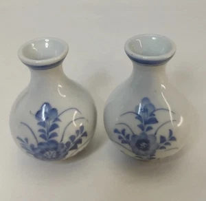 Vintage Miniatur blau und weiß Porzellan Vase Floral China 2,5 cm hoch - Bild 1 von 6