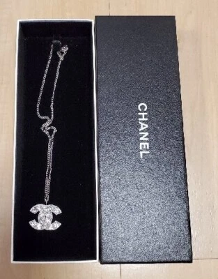 collana vintage inutilizzata CHANEL Coco Mark argento cuore strass 06A - Immagine 1 di 4