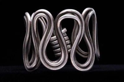 Pulsera tradicional de alambre de plata étnica antigua en forma de serpiente, norte de la India años 30 Foto 1 de 4