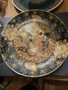 Piatto decorativo porcellana dipinto a mano Satsuma geishe alla fontana largo 10" vintage - Foto 1 di 11