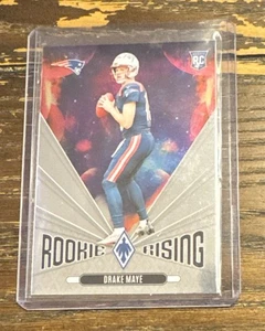 2024 Panini Phoenix DRAKE MAYE Rookie Rising #RR-DME (RC) New England Patriots - Foto 1 di 2