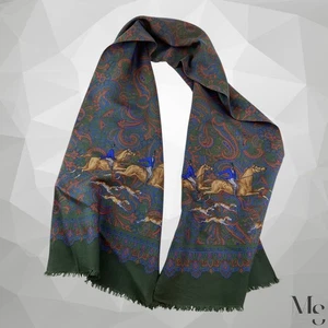 Increíble bufanda de seda rectangular inquietante cachemira verde borde con flecos 61,5" -12" nueva sin etiquetas - Imagen 1 de 7