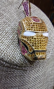 Joyería colgante de oro Iron Man de 10 quilates hábilmente elaborada con piedras preciosas de circonita cúbica - Imagen 1 de 7