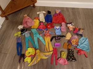 Lote de 36 piezas de ropa para muñeca Barbie - Imagen 1 de 11