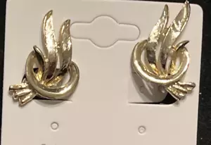 Vintage Gold Tone Curved Leaf Clip On Earrings 1" - Picture 1 of 2