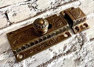 Cerradura de perno de puerta de gabinete de latón victoriano Eastlake ornamentado vintage recuperado - Imagen 1 de 9