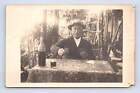 Français buvant du vin rouge et des cartes à jouer RPPC photo de la France antique ~ années 1910