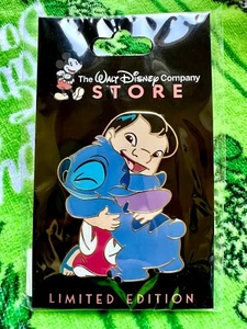 Disney DEC TWDC D23 Expo 2024 Hugs Are The Best LE 300 Pin Lilo & Stitch - Picture 1 of 1