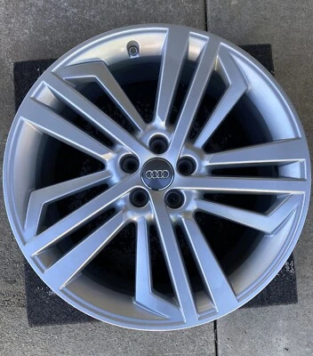 Llanta de fábrica plateada 80A601025AE OEM Audi Q5 2018 2019 2020 20" x 8 Foto 1 de 4