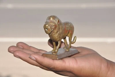 Estatuilla de León Sólido Grabada en Laca Artesanal de Latón De Colección Foto 1 de 4