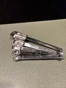 35) Set di Cucchiai di Misurazione in Acciaio Inox Resistenza Cinque Pezzi - Foto 1 di 3