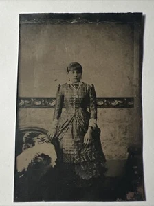 Foto antigua tipo tinte mujer victoriana en telón de fondo sesgado a cuadros años 1870 - Imagen 1 de 9