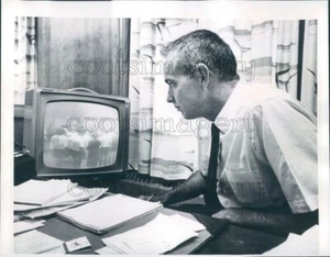 1962 Press Photo Bowling Green State Univ Bursar Watches Students on CC TV - Bild 1 von 2