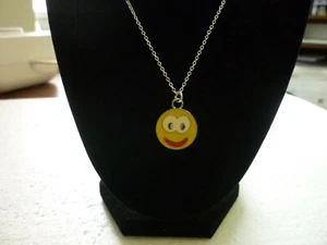 Necklace Silver Tone 18" Goolge Eyes Emoji Yellow Face - Bild 1 von 4