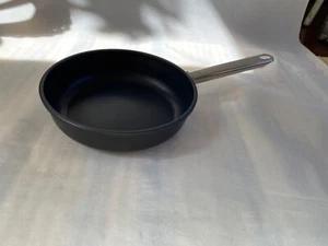 Berndes 9.5" deep frypan/saute pan with unique stainless steel handle - Picture 1 of 3