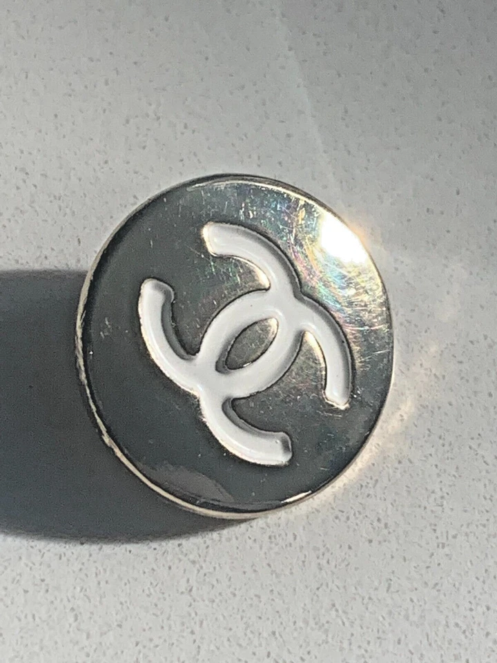 CHANEL Vintage Knöpfe 2er Set Charm CC Logo mit Video - Bild 1 von 4