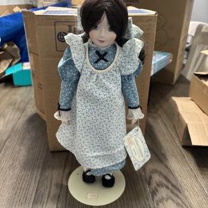 Muñeca de porcelana vintage Calico Cousins "Jessica" 14” con soporte. Con etiquetas originales - Imagen 1 de 11