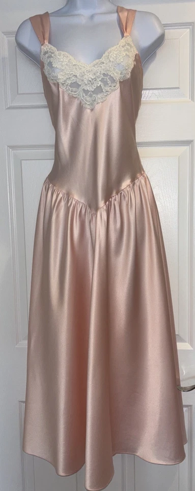 Camisón Victoria’s Secret vintage de encaje satinado sin cordones rosa marfil corona dorada Foto 1 de 4