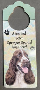 Letrero de madera pomo de puerta percha un Springer Spaniel podrido mimado vive aquí - Imagen 1 de 1