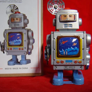 Vintage Wind Up Robot Repair Astronaut Tin Toy Retro Collectable Fun Gift - Picture 1 of 2