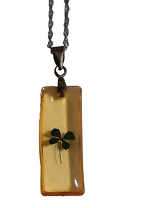 Vtg 4 Leaf Clover Shamrock Resin Pendant On SUCU Chain - Picture 1 of 7