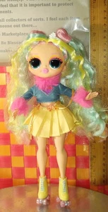 Muñeca, muñeca OMG, personaje con pelo color arco iris y traje y patines, - Imagen 1 de 11