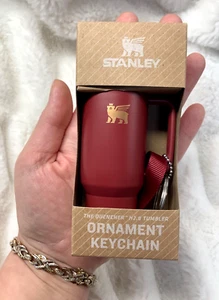 Stanley 4,45" Löscher Becher Schlüsselanhänger Anhänger Ornament Granatapfel Roségold Neu im Karton - Bild 1 von 9