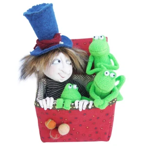 Bambola artistica in tessuto modello "Fred and Frogs" di Jill Maas - Foto 1 di 1