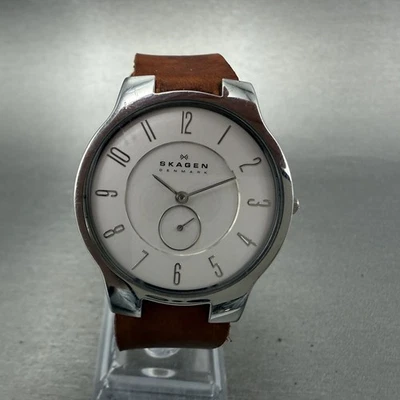 Relógio Skagen masculino 34mm mostrador branco tom prata pequenos segundos 433LSL1 nova bateria - Imagem 1 de 4