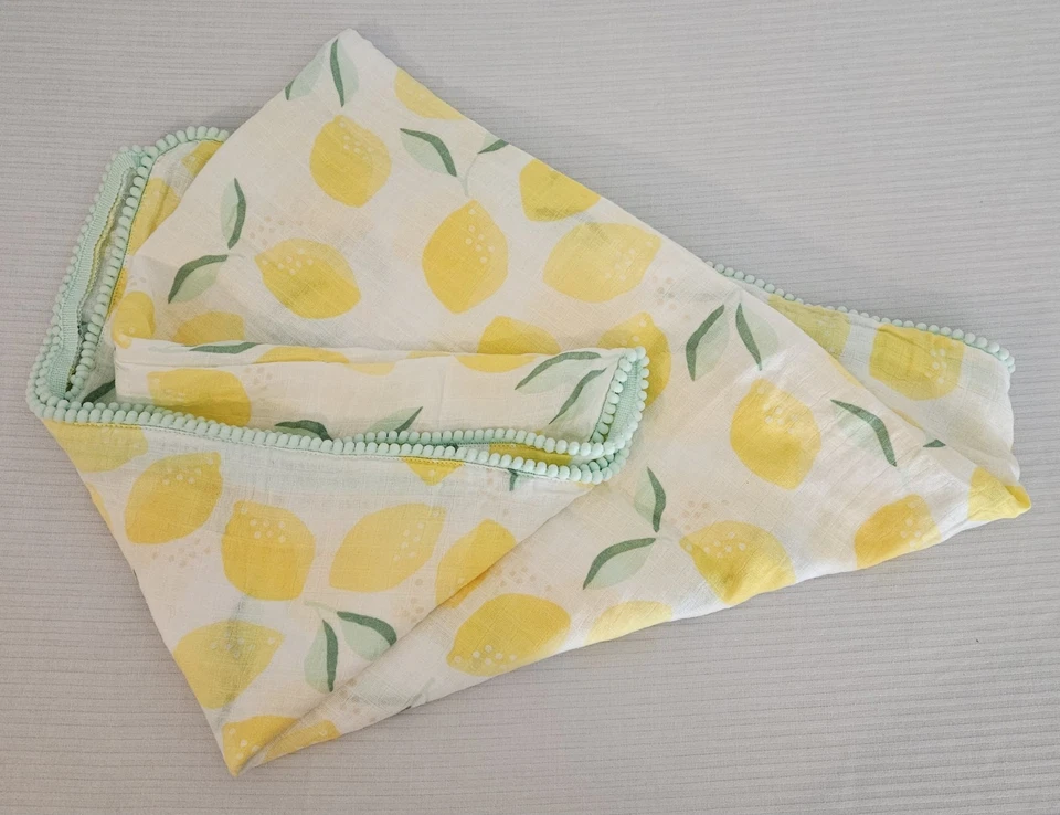 Хлопковое пеленальное детское одеяло Cloud Island с лимонными листьями отделка помпонами - Изображение 1 из 3