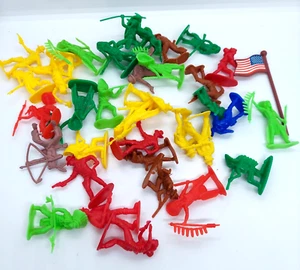 Lotto 36 uomini esercito plastica dura vintage multicolore cowboy e indiani - Foto 1 di 5