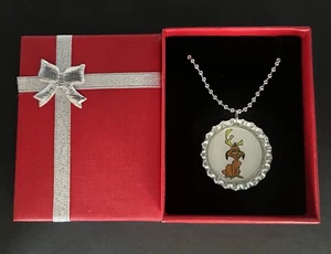 Grinch inspirierte Halskette/Max/Flaschenverschluss/Geschenk mit Geschenkbox/Strumpfhalter - Bild 1 von 3