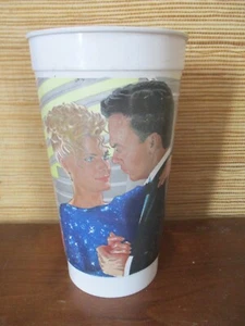 BATMAN GOBELET BRUCE ET SELINA DE 1 Qt PLASTIQUE VERRE MC DONALD COCA COLA 1992 - Imagen 1 de 4